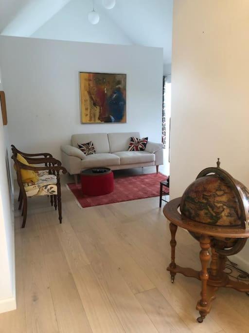 Cozy, Quiet Guest House Perfect For Business Or Pleasure ฮิลเลอร์โวด ภายนอก รูปภาพ